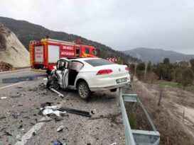 Kamyonetle otomobil kafa kafaya çarpıştı: 1 ölü, 4 yaralı