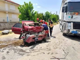 Denizli Acıpayam’da Tır ve Otomobil Kafa Kafaya Çarpıştı: 2 Yaralı