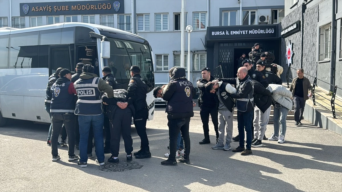 Bursa Merkezli Eş Zamanlı Fuhuş Operasyonunda Gözaltına Alınan 31 Zanlı Adliyeye Sevk Edildi