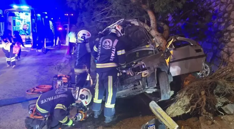 Denizli’de Ağaçla Çarpan Otomobilde 2 Ölü