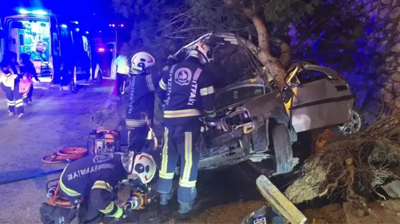 Denizli’de Ağaçla Çarpan Otomobilde 2 Ölü