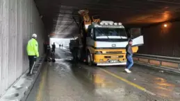 Denizli’de Vinç Alt Geçitte Sıkıştı, Trafik Durdu