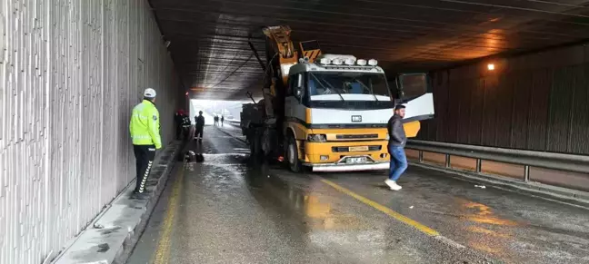 Denizli’de Vinç Alt Geçitte Sıkıştı, Trafik Durdu