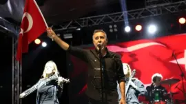 Haluk Levent, 27. Uluslararası Elma Tarım ve Kültür Festivali’nde Coşkuyla Sahne Aldı