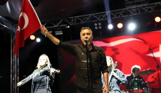 Haluk Levent, 27. Uluslararası Elma Tarım ve Kültür Festivali’nde Coşkuyla Sahne Aldı