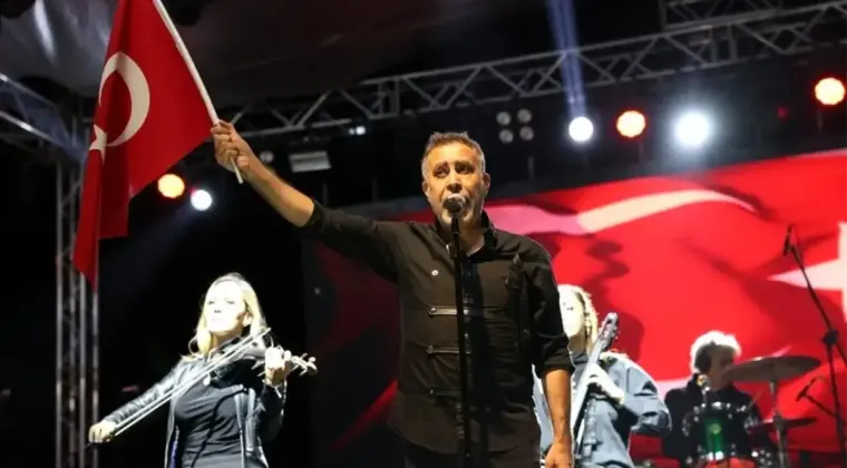 Haluk Levent, 27. Uluslararası Elma Tarım ve Kültür Festivali’nde Coşkuyla Sahne Aldı