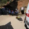 Göçük altında kalan 2 işçiyi kurtarma çalışmaları 24 saattir sürüyor