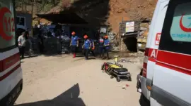 Göçük altında kalan 2 işçiyi kurtarma çalışmaları 24 saattir sürüyor